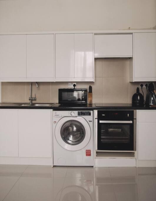 3 Bed Flat With Balcony Central Лондон Екстериор снимка