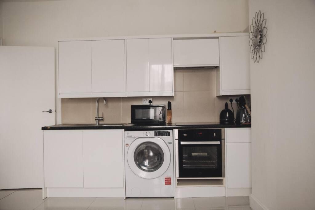 3 Bed Flat With Balcony Central Лондон Екстериор снимка